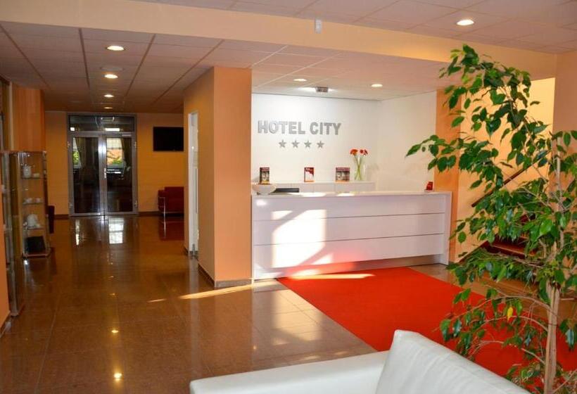 Отель City  Galanta