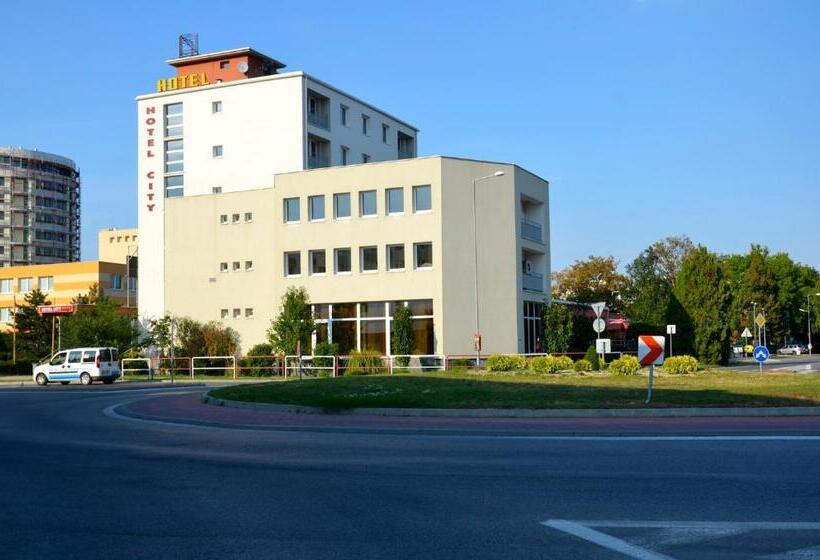 Отель City  Galanta