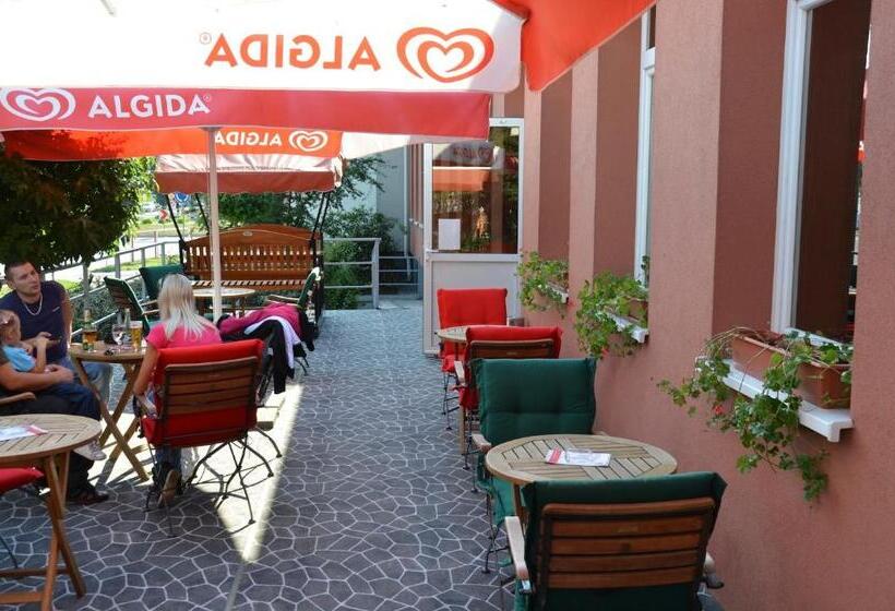 Отель City  Galanta