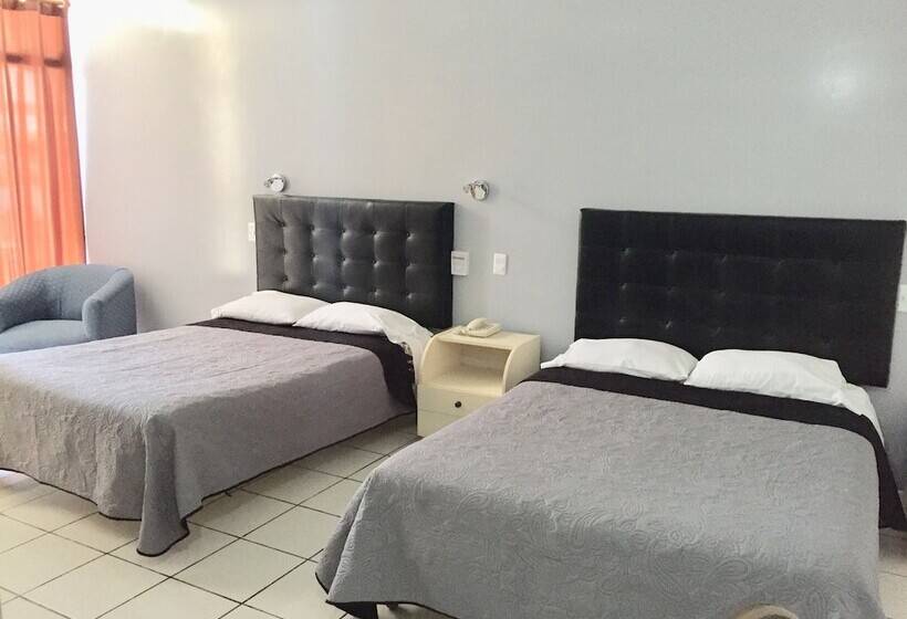 ホテル Embassy Beach