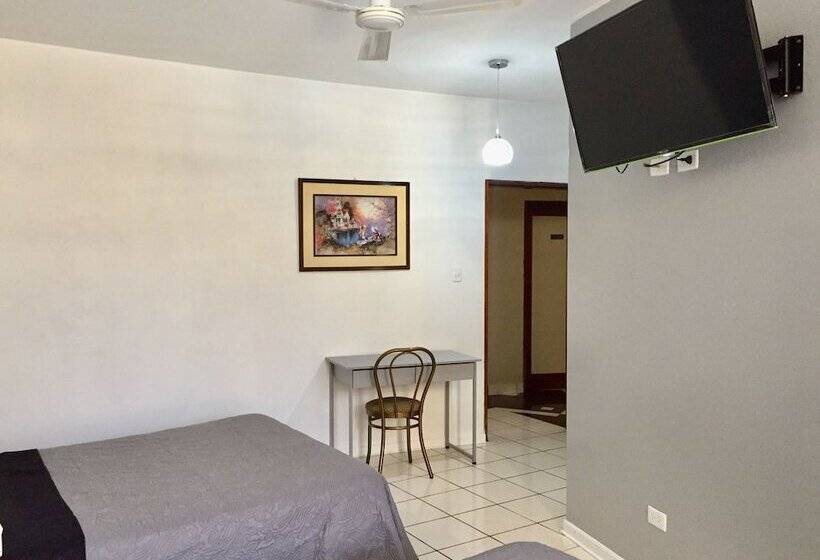 ホテル Embassy Beach