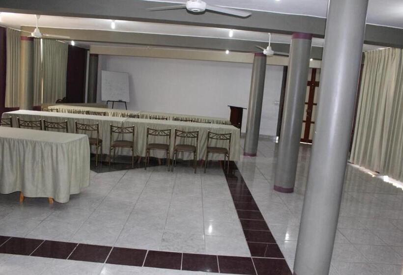 ホテル Embassy Beach