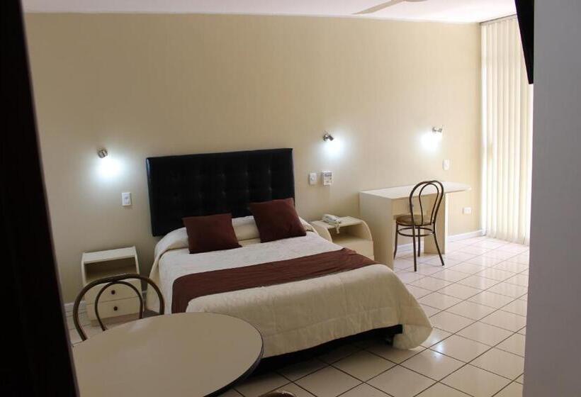 ホテル Embassy Beach