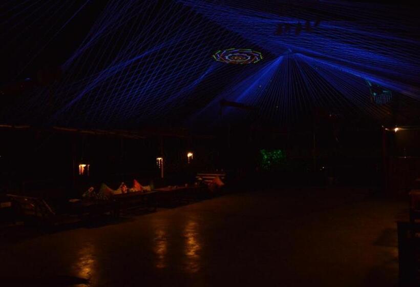 هتل Nettle Trees Farm Stay