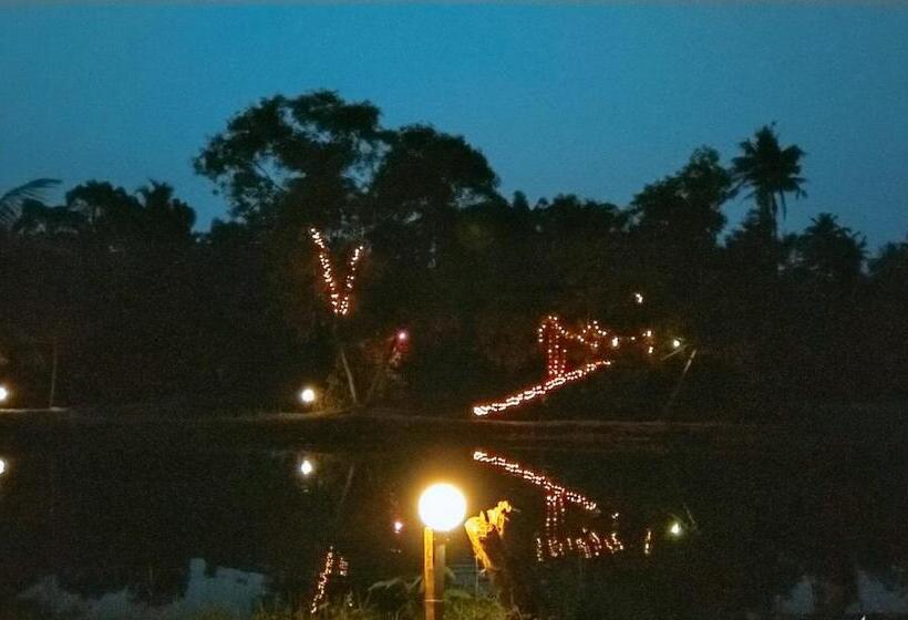 هتل Nettle Trees Farm Stay