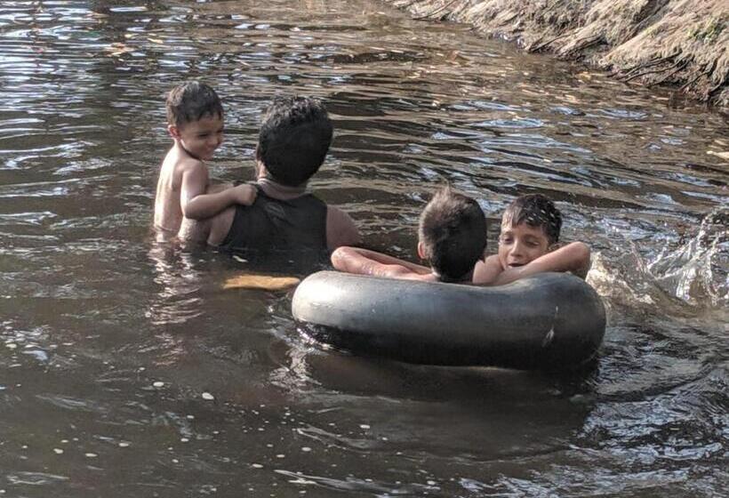 هتل Nettle Trees Farm Stay