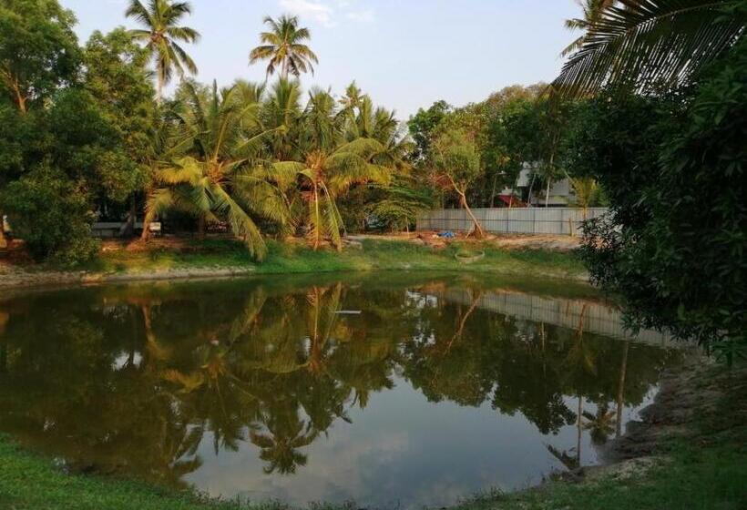 هتل Nettle Trees Farm Stay