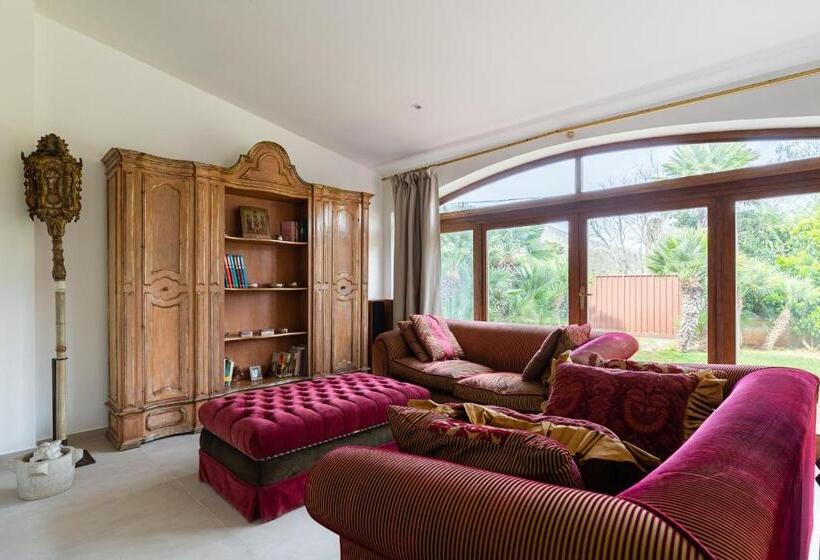 پانسیون Domus Orestea Luxury Suites