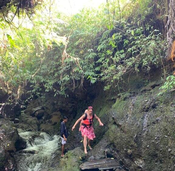 ペンション Pondok Tetebatu Cottages And Cafe