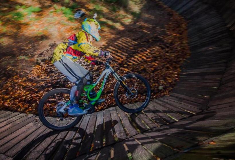 リゾートホテル Góra Dzikowiec Chata Dzika