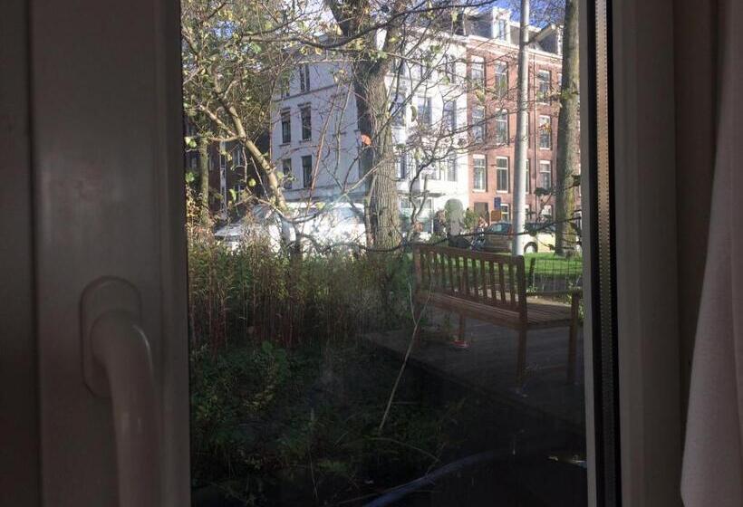 Tiny Houseboat B&b On The Amstel River