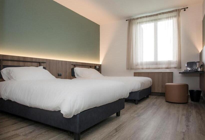 Отель Moody Smart & Comfy