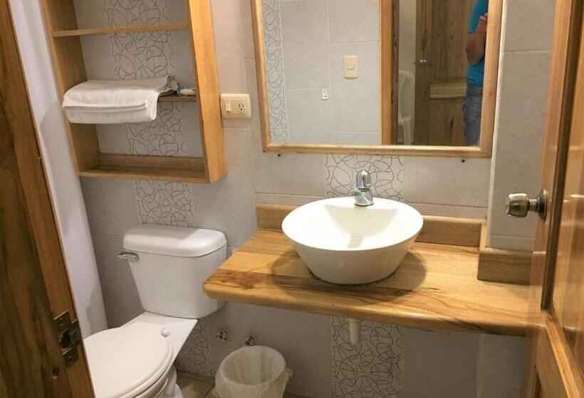 호스텔 Hostal Yaku Montañita