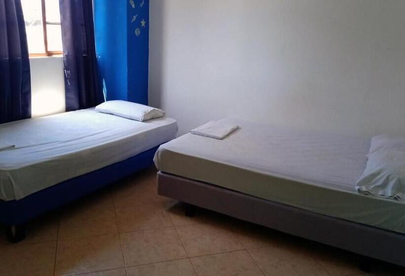 호스텔 Hostal Yaku Montañita