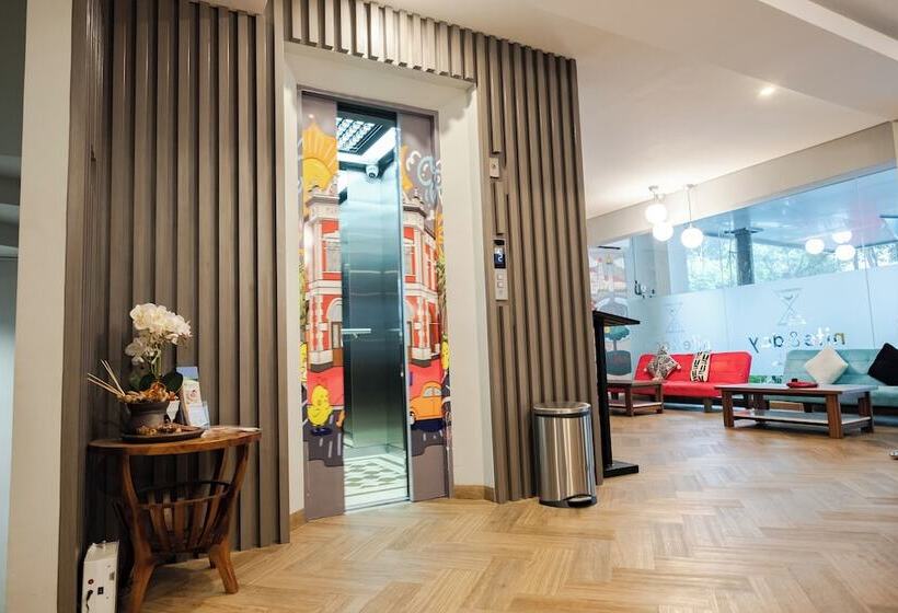 ホテル Nite & Day Semarang Candi