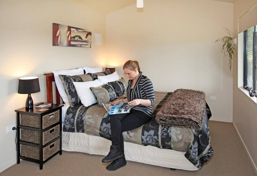 هتل Auckland Country Cottages