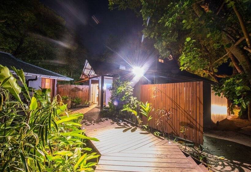 בית מלון כפרי Barrier Beach Resort