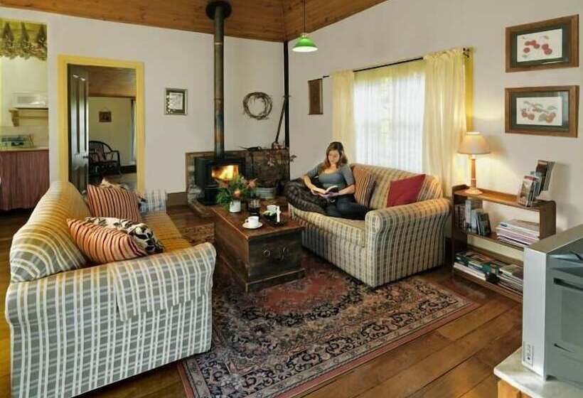 בית מלון כפרי Cedar Creek Cottages