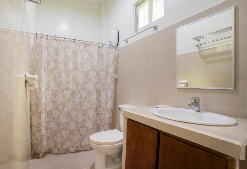 בית מלון כפרי Shorebreak Boracay Resort