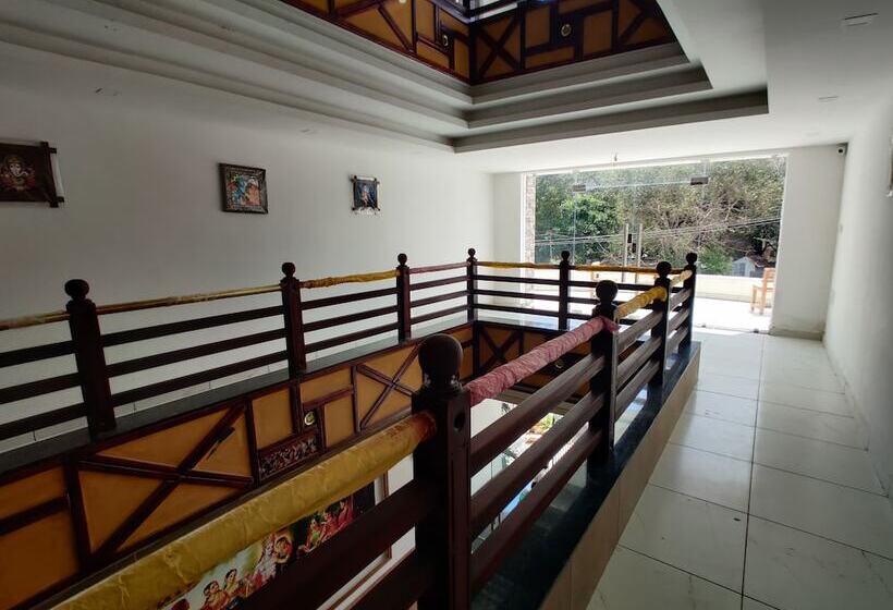 ホテル Velan Temple View