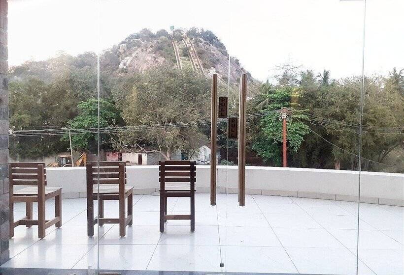 ホテル Velan Temple View