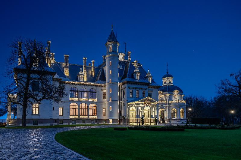 בית מלון כפרי Botaniq Castle Of Tura