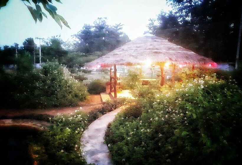 酒店 Chomnok Chommai Resort