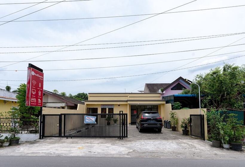 בית מלון כפרי Reddoorz @ Medan Johor 2