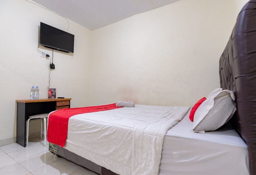 בית מלון כפרי Reddoorz @ Medan Johor 2