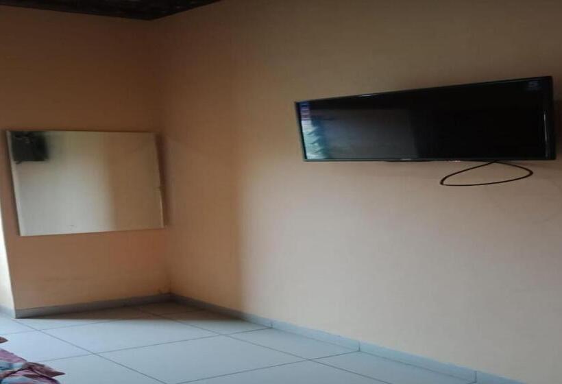 בית מלון כפרי Villa Karsinem Pasuruan By Oyo Rooms