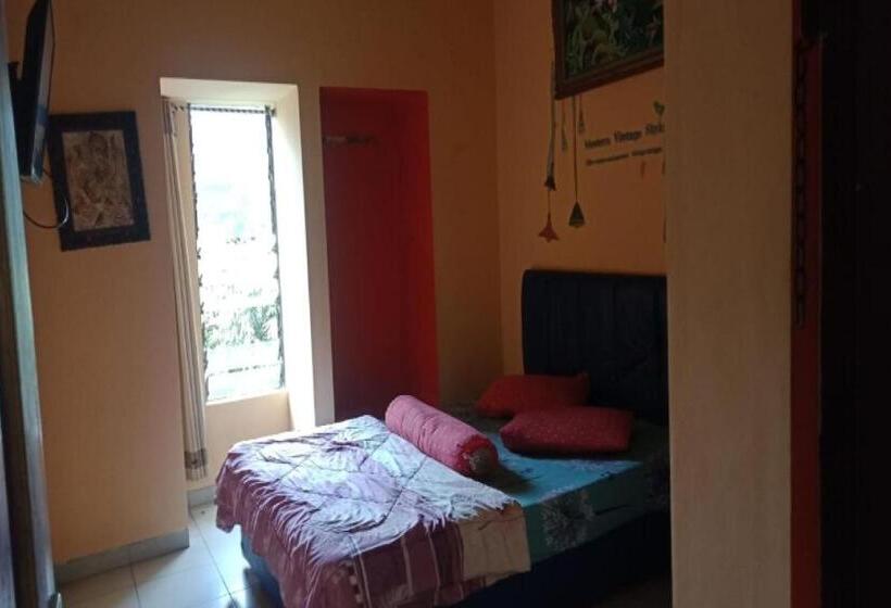 בית מלון כפרי Villa Karsinem Pasuruan By Oyo Rooms