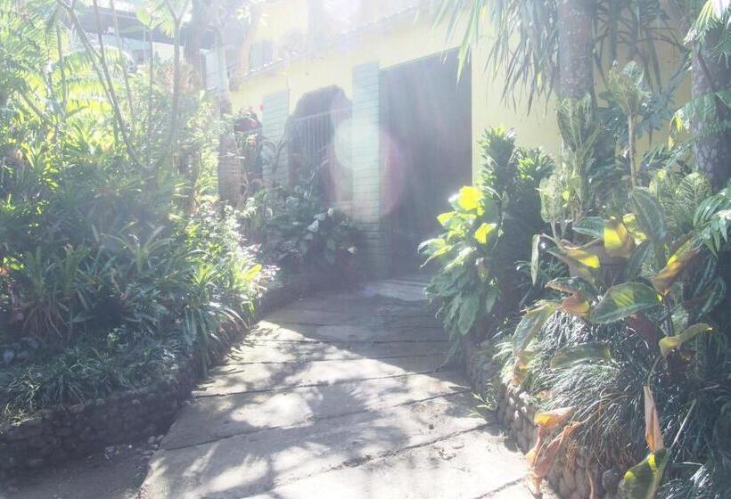 בית מלון כפרי Villa Karsinem Pasuruan By Oyo Rooms