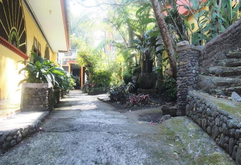 בית מלון כפרי Villa Karsinem Pasuruan By Oyo Rooms