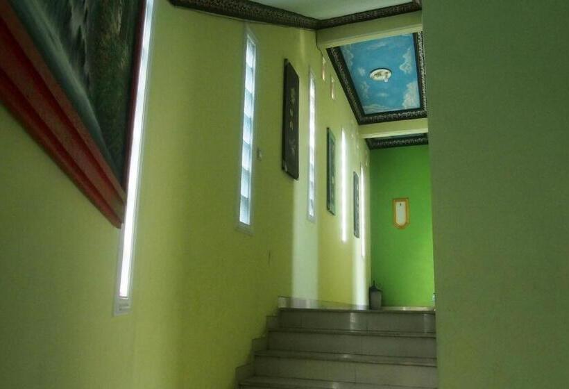 בית מלון כפרי Villa Karsinem Pasuruan By Oyo Rooms