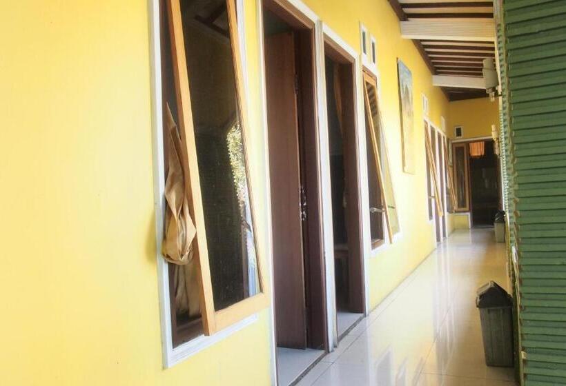 בית מלון כפרי Villa Karsinem Pasuruan By Oyo Rooms