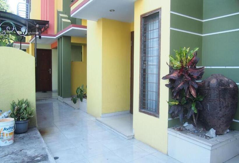 בית מלון כפרי Villa Karsinem Pasuruan By Oyo Rooms