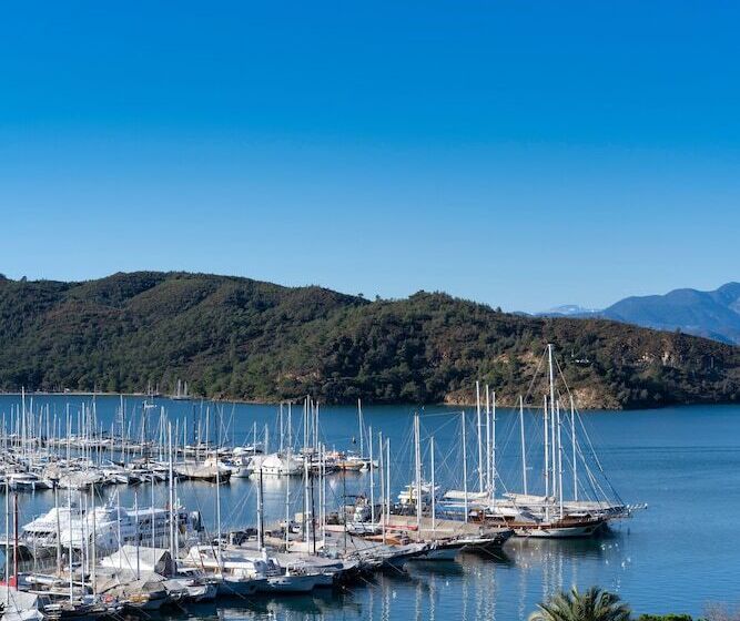 Отель Reddoors Suites Sea View