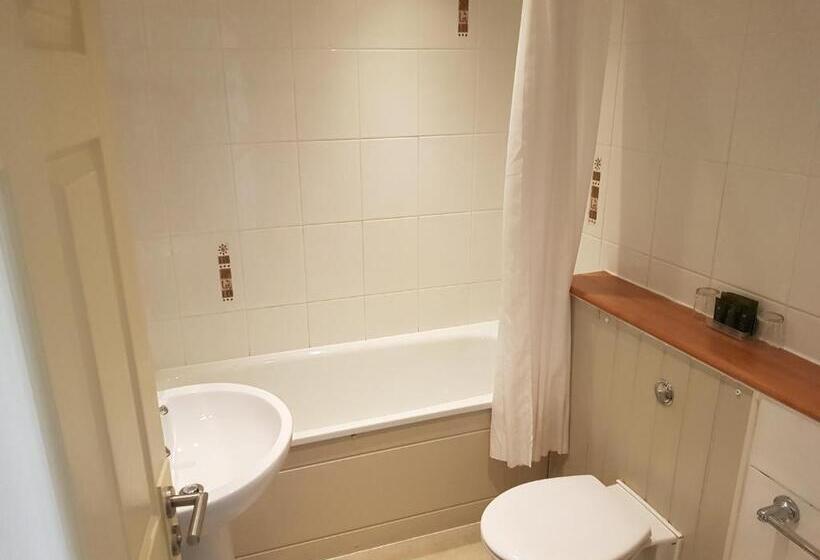 בית מלון כפרי Rose And Crown