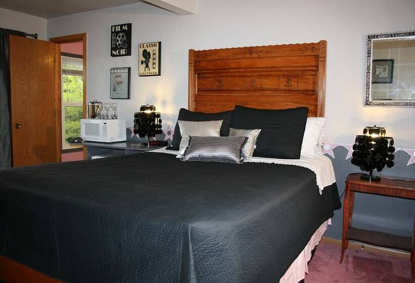 At The Waters Edge Bed & Breakfast