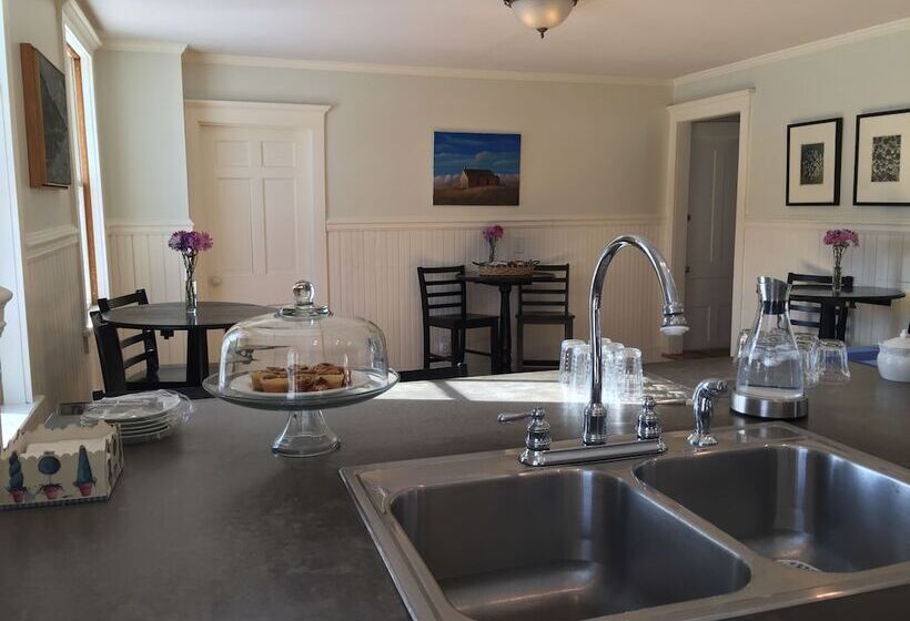 צימר Eddington House Inn