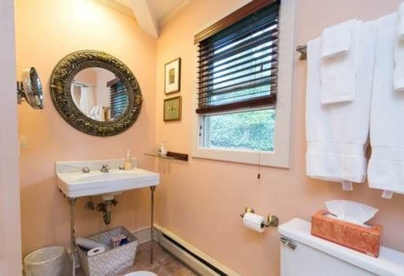 Bed and Breakfast Hidden Garden Cottages & Suites