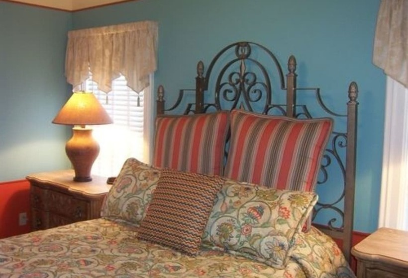 Bed and Breakfast Hidden Garden Cottages & Suites
