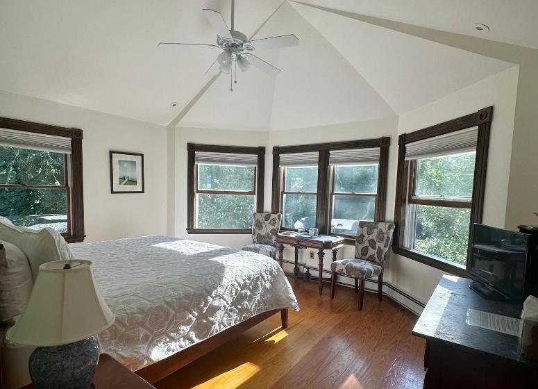 ベッドアンドブレックファースト The Inn At The Oaks