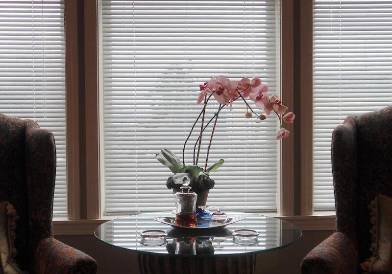 تختخواب و صبحانه The Beacon Inn At Sidney