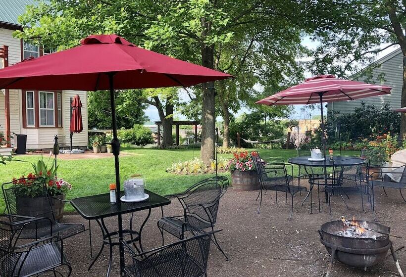 Captain Wohlt Inn Bed & Breakfast