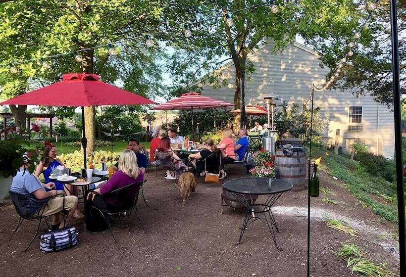 Captain Wohlt Inn Bed & Breakfast