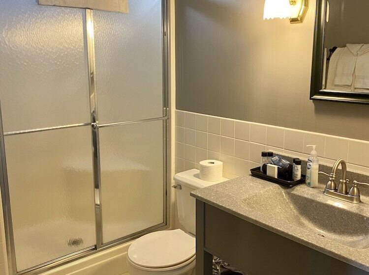 Captain Wohlt Inn Bed & Breakfast