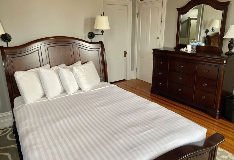 Captain Wohlt Inn Bed & Breakfast