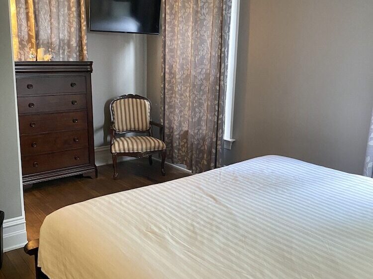 Captain Wohlt Inn Bed & Breakfast