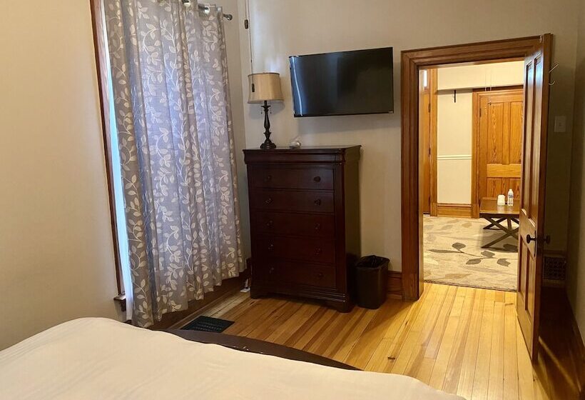 Captain Wohlt Inn Bed & Breakfast